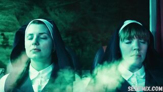 Maddie McGuire, Corrin Evans sexy, cena lésbica em Exorcismo a 60.000 pés