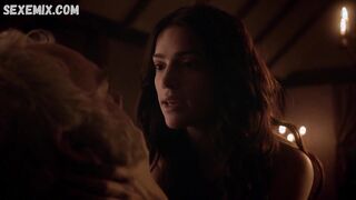 La chaude Janet Montgomery, scène sexy dans Salem s01e01 2014