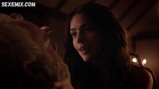 La chaude Janet Montgomery, scène sexy dans Salem s01e01 2014