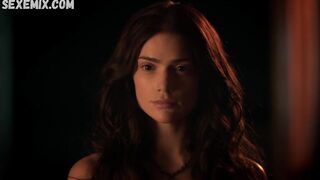 La chaude Janet Montgomery, scène sexy dans Salem s01e01 2014