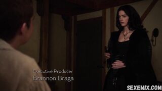 Bacio lesbico di Janet Montgomery, scena a Salem 2014