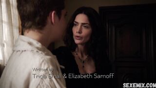 Bacio lesbico di Janet Montgomery, scena a Salem 2014