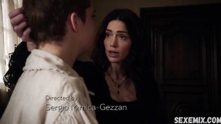 Bacio lesbico di Janet Montgomery, scena a Salem 2014