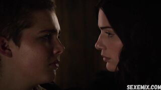 Bacio lesbico di Janet Montgomery, scena a Salem 2014