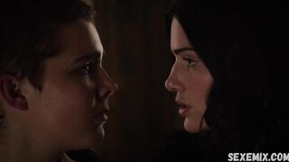 Bacio lesbico di Janet Montgomery, scena a Salem 2014