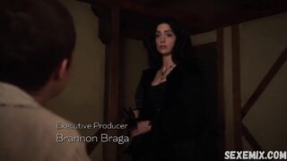 Bacio lesbico di Janet Montgomery, scena a Salem 2014