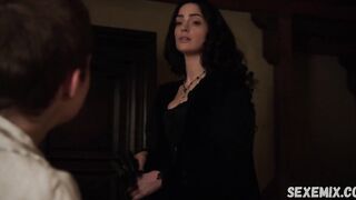 Bacio lesbico di Janet Montgomery, scena a Salem 2014