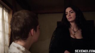 Bacio lesbico di Janet Montgomery, scena a Salem 2014