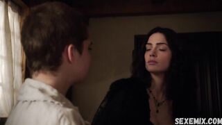 Bacio lesbico di Janet Montgomery, scena a Salem 2014