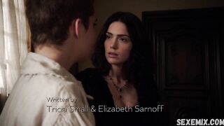 Bacio lesbico di Janet Montgomery, scena a Salem 2014