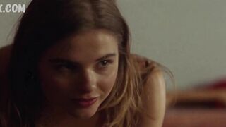 La chaude Stefanie Scott en bikini, scène dans Mary (2019)