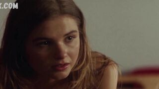 La calda Stefanie Scott in bikini, scena in Mary (2019)