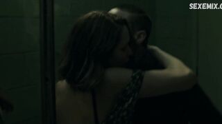 Jordana Spiro follada en el baño, escena en - Ozark s02e04 (2018)