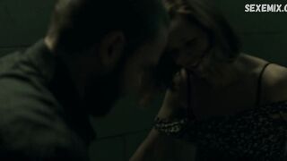 Jordana Spiro scopata in bagno, scena in - Ozark s02e04 (2018)