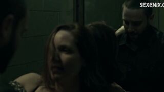 Jordana Spiro follada en el baño, escena en - Ozark s02e04 (2018)