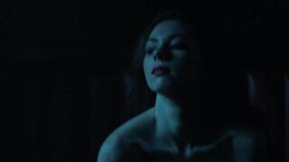 Quinn Cooke ci mostra le sue tette nude, scena in Ozark s01e03 (2017)