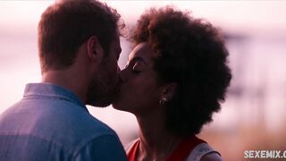 Rebecca Coco Edogamhe seksi, sahilde sahne Summertime s01e05 (2020)