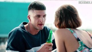 Amanda Campana Poolside'da, Summertime s01e02 (2020)'deki seksi sahne