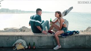 Amanda Campana dans Poolside, scène sexy dans Summertime s01e02 (2020)