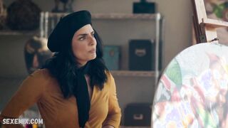 Aislinn Derbez Çıplak, The House of Flowers (2019) filmindeki sahne