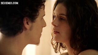 カリーナ カプートのセクシーなシーン、ル レヴェール (2002) のシーン