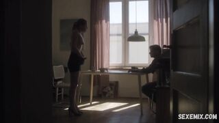 Emilia Korsak göğüsleri, Pawel (2017) filmindeki sahne