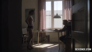 エミリア・コルサックの胸、Pawel (2017) のシーン