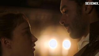 Phoebe Dynevor si spoglia, scena in Bridgerton s01e05 (2020)