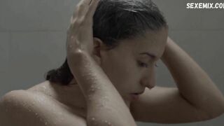 Tania Claudia Castillo in costume da bagno blu, scena in El final del principio (2019)