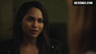 Monica Raymund, Gia Crovatin Cena lésbica em Hightown