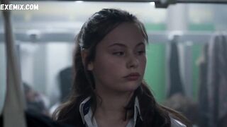 Alexandra Favalli duşta, Zombi Child (2019) filmindeki sahne