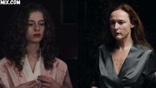 Deborah Kaufmann'ın yandan göğsü, Dark s01e03 (2017)'deki sahne