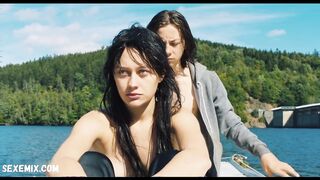 Mercedes Mueller, Xenia Assenza göğüsleri, Tschick (2016) filmindeki sahne