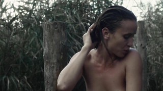 Peri Baumeister desnuda, escena erótica de The Last Kingdom s02e06 (2017)