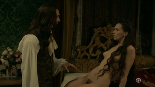 Anna Brewster desnuda, escena erótica de Versalles s02e09,10 (2017)