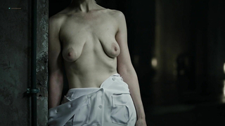 Annette Lober desnuda, escena erótica de Una cura para el bienestar (2016)