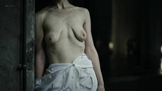 Annette Lober desnuda, escena erótica de Una cura para el bienestar (2016)