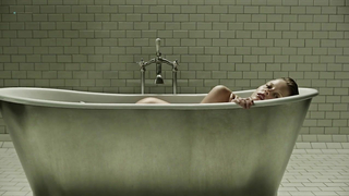 Mia Goth nue, scène érotique de A Cure for Wellness (2016)