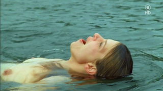 Joerdis Triebel nu, scène érotique de A Good Summer (2011)