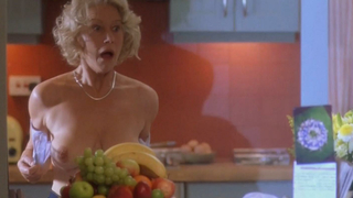 Helen Mirren desnuda, Celia Imrie desnuda, Julie Walters desnuda, Penélope Wilton desnuda, escena erótica de Calendar Girls (2003)