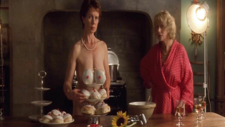 Helen Mirren nua, Celia Imrie nua, Julie Walters nua, Penelope Wilton nua, cena erótica de Calendar Girls (2003)