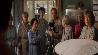 Helen Mirren nue, Celia Imrie nue, Julie Walters nue, Penelope Wilton nue, scène érotique de Calendar Girls (2003)