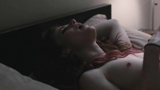 Rose Leslie nue, scène de sexe de Sticky Notes (2016)