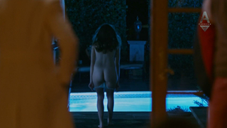 Bridget Regan sexy, Melanie Zanetti nue, scène érotique de The Leisure Class (2015)