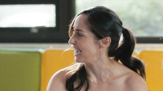 Catherine Reitman nuda, Dani Kind nuda, Juno Rinaldi nuda, scena erotica da Workin' Moms s01e01 (2017)