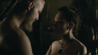 Ida Nielsen nua, Josefin Asplund nua, cena de sexo de Vikings s04e18 (2017)