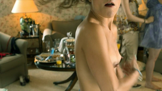 Janina Sachau desnuda, Lisa Bitter sexy, escena erótica de Das Hochzeitsvideo (2012)