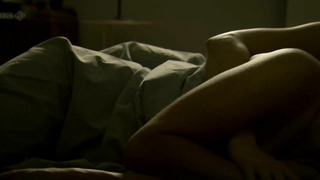 Anna Skellern nue, Heather Peace nue, scène de sexe de Lip Service s02e06 (2012)