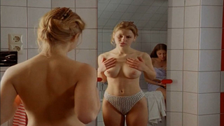 Theresa Scholze nue, Alexandra Maria Lara sexy, scène érotique de Mensch, Pia ! s01e07 (1996)