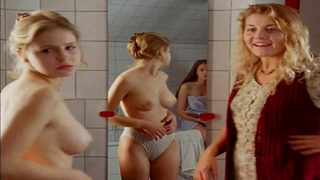 Theresa Scholze nue, Alexandra Maria Lara sexy, scène érotique de Mensch, Pia ! s01e07 (1996)